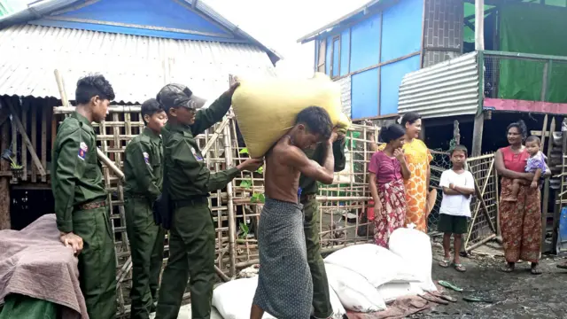 မိုခါ မုန်တိုင်းအလွန်၊ စစ်တွေမှာ ကူညီကယ်ဆယ်ရေးလုပ်နေတဲ့ ALP တပ်ဖွဲ့ဝင်တွေ