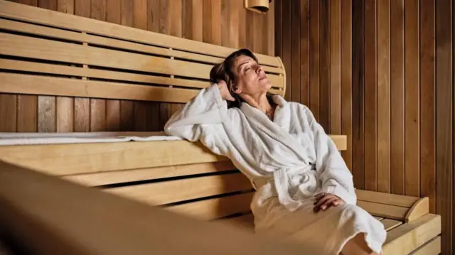 Mujer recostada en el sauna
