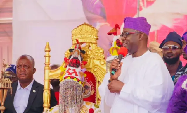 Gomina ipinlẹ Oyo, Seyi Makinde, naa darapọ mọ awọn eeyan nlanla to pejọ sibi iwuye Alaafin tuntun, Ọba Abimbola Akeem Owoade