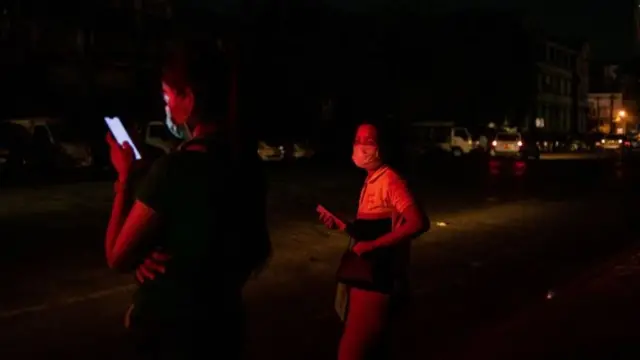 ရန်ကုန်မြို့က ညပိုင်း ဘတ်စကား စောင့်နေကြသူတွေ