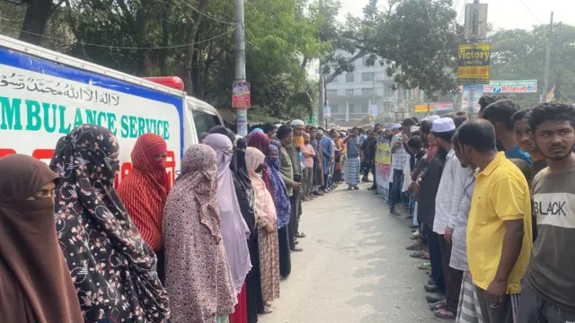 লাশবাহী অ্যাম্বুলেন্সসহ মানববন্ধন