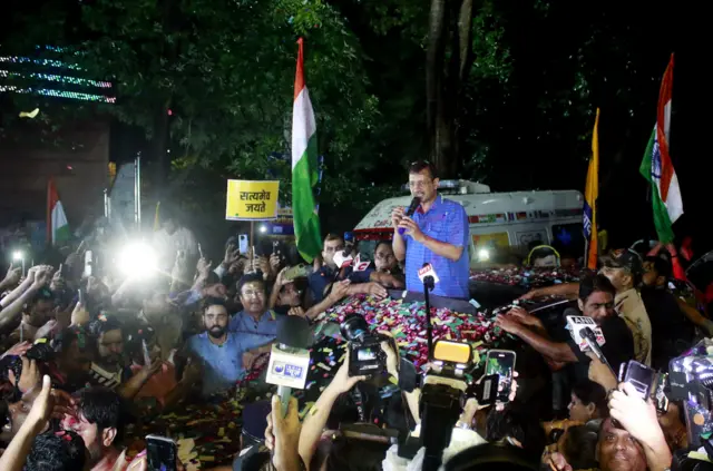 અરવિંદ કેજરીવાલ પોતાના સમર્થકોને સંબોધિત કરતી વખતે ભાવુક થતા પણ દેખાયા