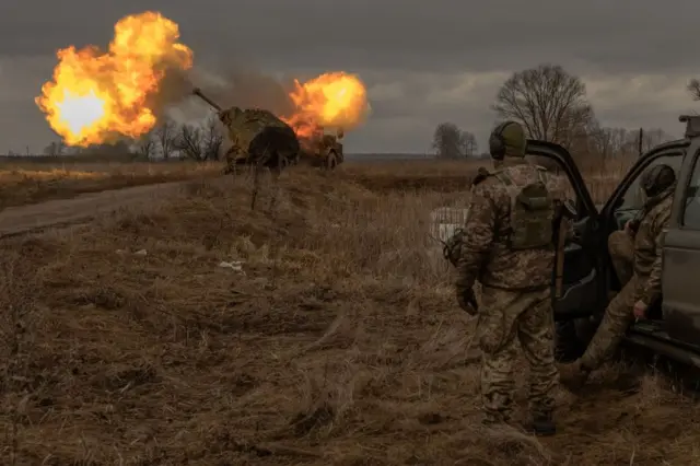 Lính Ukraine bắn pháo về phía quân Nga tại tỉnh Donetsk  