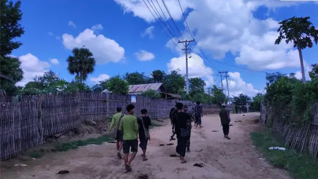 မြိုင်မြို့နယ် ပြည်သူ့ကာကွယ်ရေးတပ်ဖွဲ့ဝင်တွေ 