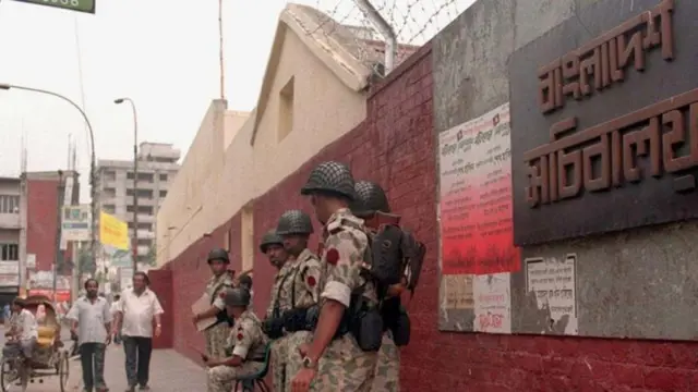 বাংলাদেশের প্রশাসনের গুরুত্বপূর্ণ অংশ জেলা প্রশাসকরা। 