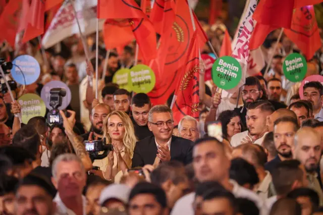 CTP Genel Başkanı Tufan Erhürman destekçilerinin arasında yürürken görülüyor.