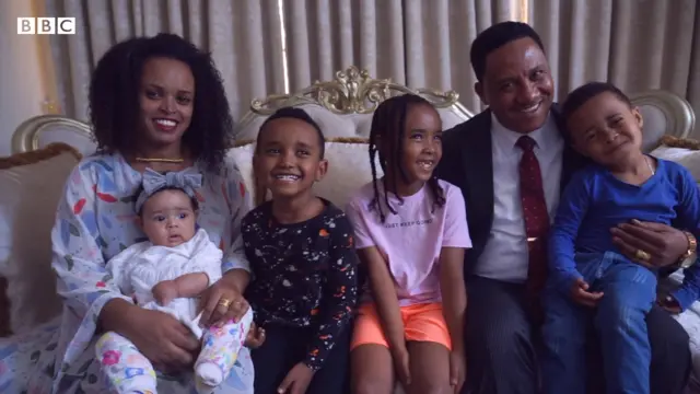 አቶ ቶኩማ ፊጤ ከባለቤታቸው እና ከልጆቻቸው ጋር