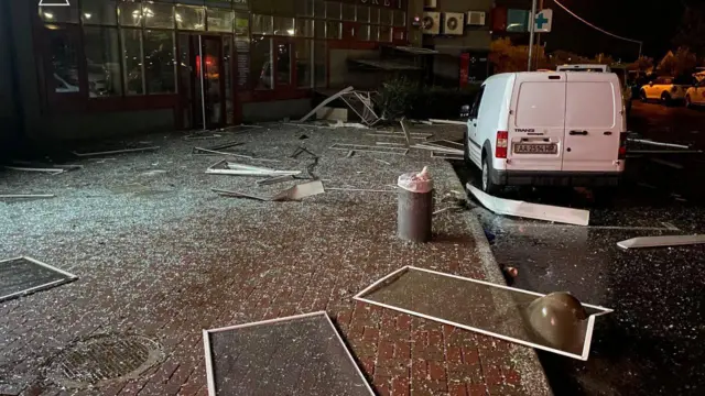 Тротуар біля будинку в Дарницькому районі встелений склом, яке винесла вибухова хвиля