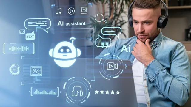 एक आदमी लैपटॉप खोलकर एआई की मदद से कुछ काम करता हुआ