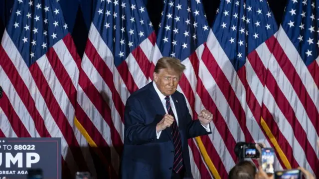 Donald Trump bụbụ onyeisiala Amerịka dịka ọ na-atụ nta vootu na Nashua, New Hampshire