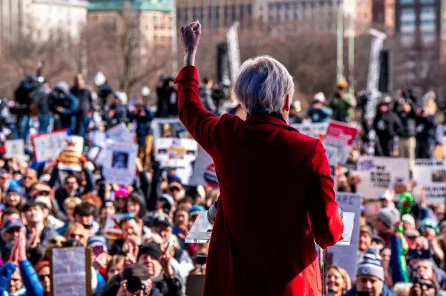 Một cuộc biểu tình No Kings tại Boston, Massachusetts vào hôm 28/3, trong đó nhiều người biểu tình kêu gọi "cứu nền dân chủ Mỹ"