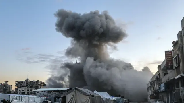 صورة تظهر دخاناً يتصاعد في أعقاب غارة إسرائيلية في مدينة غزة.