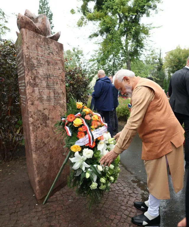 जामनगरच्या महाराजांच्या स्मृतिस्थळी अभिवादन करताना नरेंद्र मोदी