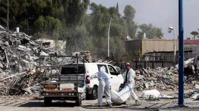ইসরায়েলে হামাসের হামলার পর স্থানীয় একটি পুলিশ স্টেশনের বাইরের চিত্র