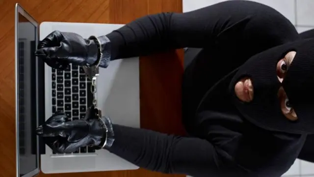 कोणताही पोलीस किंवा सीबीआय किंवा ईडी अधिकारी फोन किंवा व्हॉट्सअ‍ॅपवर पैसे किंवा वैयक्तिक माहिती मागत नाही. 