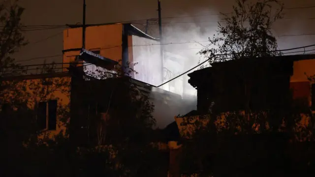 Вид частково зруйнованого багатоквартирного будинку після ймовірного вибуху газу в будинку в Москві, Росія, 4 травня 2025 року.