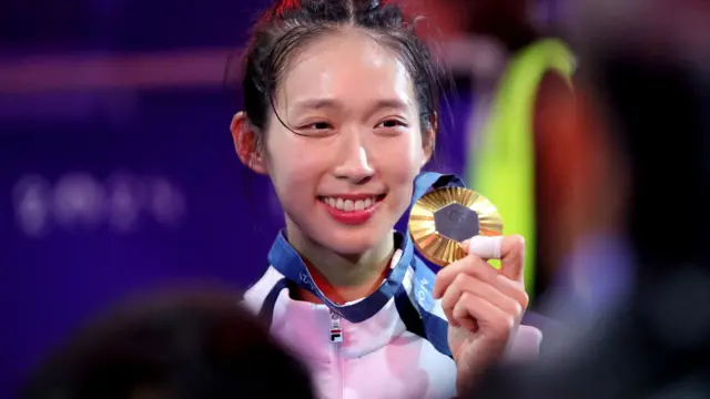 江旻憓奪得巴黎奧運女子個人重劍冠軍後向媒體記者展示其奧運金牌(27/7/2024)