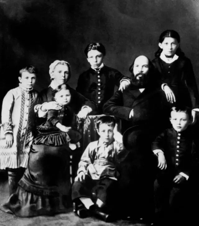 Vladimir Lénine (en bas à droite), avec sa famille. Son frère Alexandre (debout au milieu) a été exécuté en 1887.