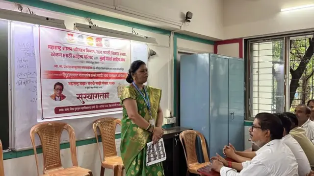 மாநிலம் முழுவதும் முன்னூறுக்கும் மேற்பட்ட இடங்களில் இந்தப் பயிற்சி வகுப்புகள் நடத்தப்படுகின்றன. தானேவில், சில இடங்களில் ரிக்ஷா ஓட்டுநர்கள் மராத்தி மொழியைக் கற்றுக்கொள்ள ஆர்வத்துடன் செல்வதைக் காண முடிந்தது