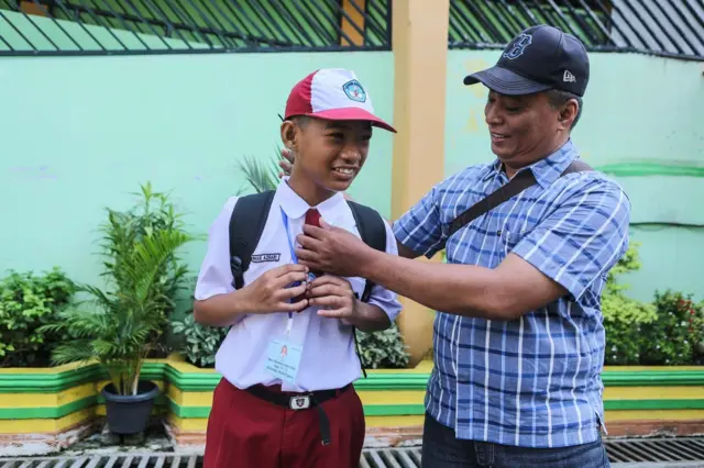 Kementerian Kependudukan dan Pembangunan Keluarga/BKBN menyelenggarakan Gerakan Ayah Mengantar Anak di Hari Pertama Sekolah (GAMAS) sebagai upaya mendorong transformasi peran ayah agar tidak hanya sebagai pencari nafkah tetapi hadir secara emosional serta aktif dalam pengasuhan dan berperan dalam tumbuh kembang anak.