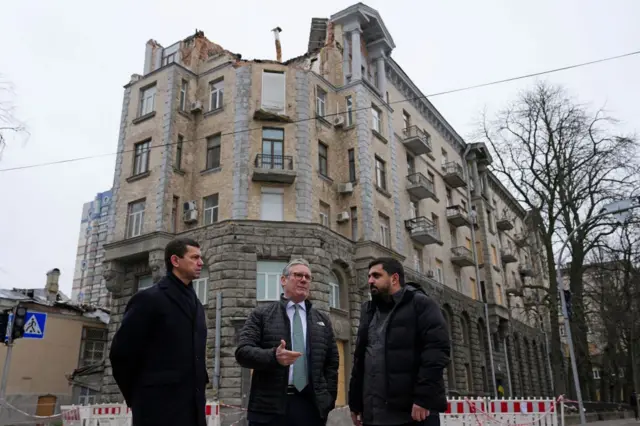 Стармер також відвідав багатоквартирний будинок неподалік від Офісу президента - в цю будинку через російську атаку безпілотників на Новий рік загинуло українське подружжя вчених