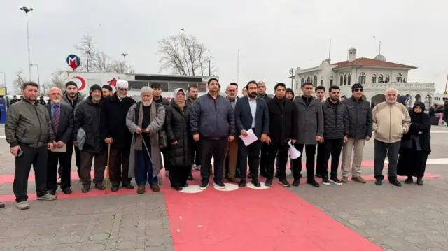 Selamet Akıncıları'nın Kadıköy İskele Meydanı'ndaki basın açıklamasının fotoğrafı. 