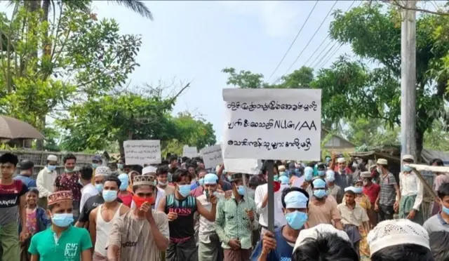 အာရက္ခတပ်တော်ကို ဆန္ဒပြနေတဲ့ ရိုဟင်ဂျာတွေ (ပုံဟောင်း)