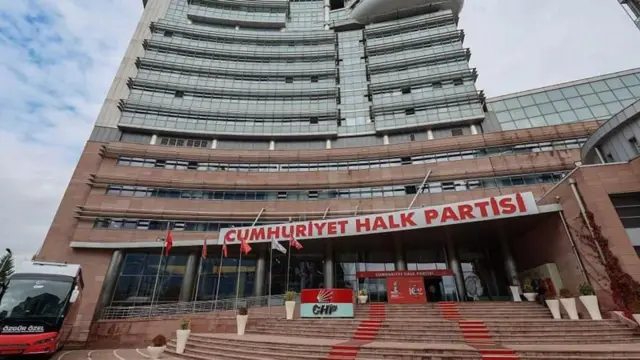 CHP binası önden görünüyor 