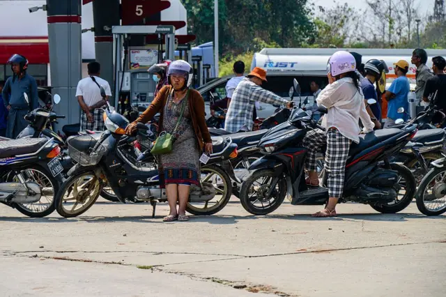 မတ်လတုန်းက စက်သုံးဆီဝယ်ဖို့ တန်းစီစောင့်ဆိုင်းနေရတဲ့မြင်ကွင်း 