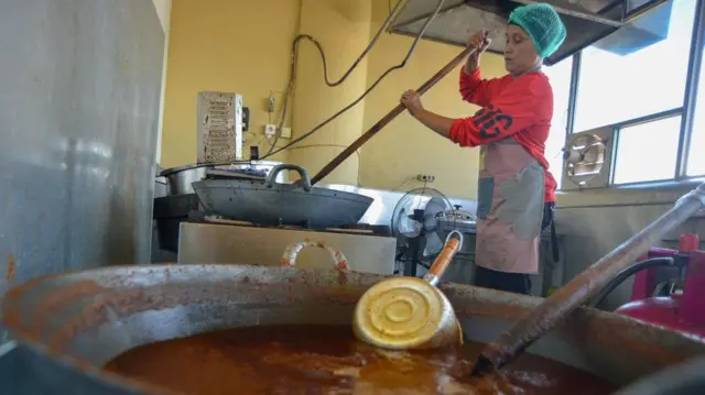 Bumbu rendang dan kalio (kuah kental) diolah dengan tambahan lain seperti daging sapi dan daging ayam