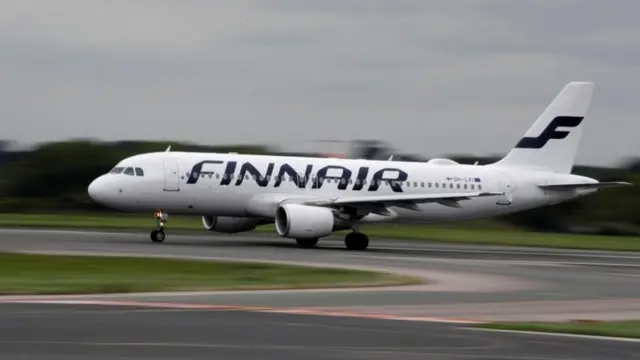 Finnair uçağı iniş anında görünüyor. 