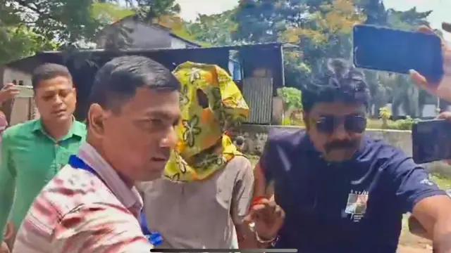 মুখে কাপড় পরিয়ে অভিযুক্ত জিহাদ হাওলাদারকে আদালতে হাজির করা হয়।