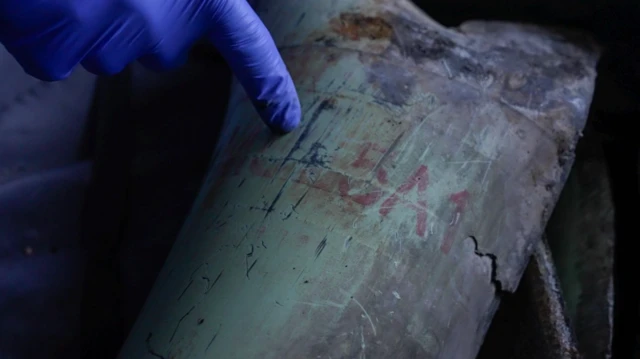 Profesör M825A1 işaretini gösteriyor