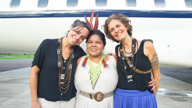 Beatriz Matos (à esquerda), Sonia Guajajara e Alessandra Sampaio no Vale do Javari