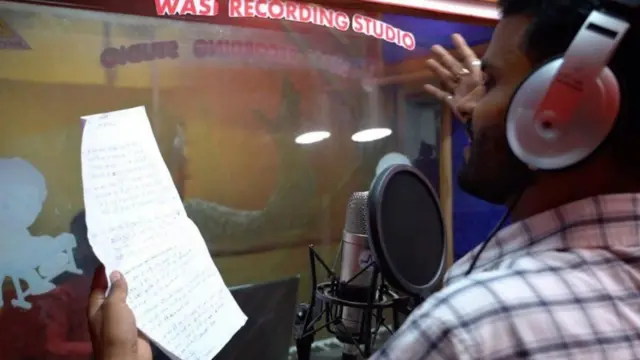 Chaturvedi merekam lagunya di studio yang dibuat seadanya.