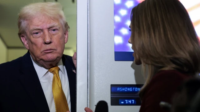 الرئيس الأمريكي دونالد ترامب خلال مؤتمر صحفي على متن طائرة الرئاسة