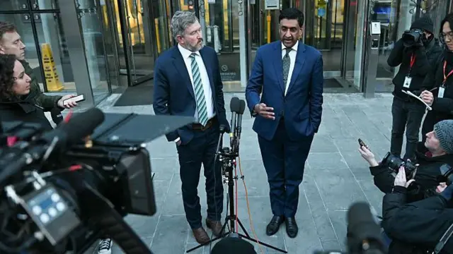 Republikański kongresmen Thomas Massie i demokratyczny polityk Ro Khanna rozmawiają z dziennikarzami.