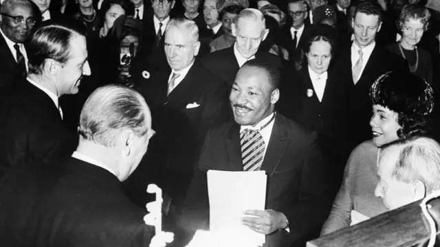 አሜሪካዊው የሲቪል መብቶች ተሟጋች ማርቲን ሉተር ኪንግ ጁኒየር እአአ በ1964 የኖቤል የሰላም ሽልማት ሲቀበል