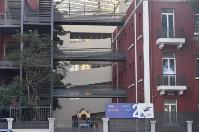 صورة لمدخل مدرسة مغلق في بيروت الإدارية.
