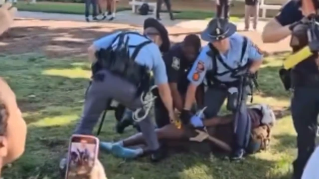 अटलांटा के एमोरी यूनिवर्सिटी में एक महिला प्रोफेसर के साथ एक पुलिस अधिकारी ने हाथापाई की