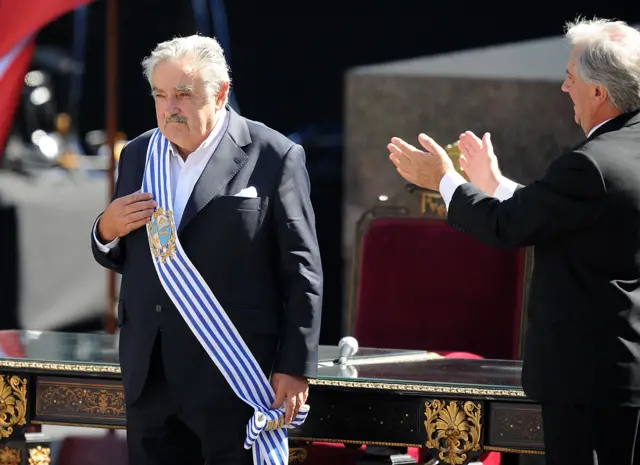 José Mujica recibe la banda presidencial uruguaya del presidente saliente Tabaré Vázquez en marzo de 2010