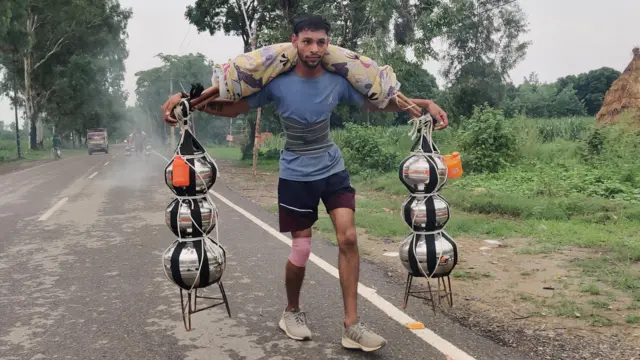 मुज़फ़्फ़रनगर के बझेड़ी रोड से शहर में दाखिल होते हुए कांवड़ यात्री