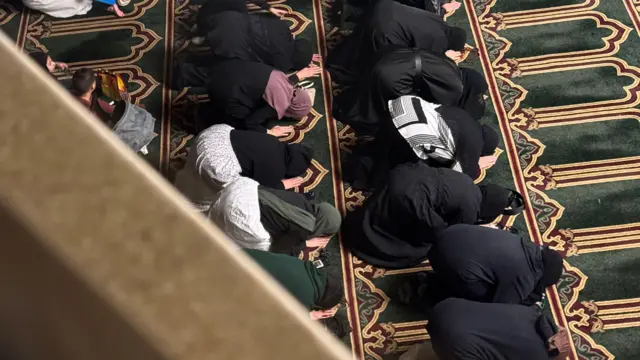 Pessoas orando na mesquita do Centro Islâmico da América em Dearborn, Michigan