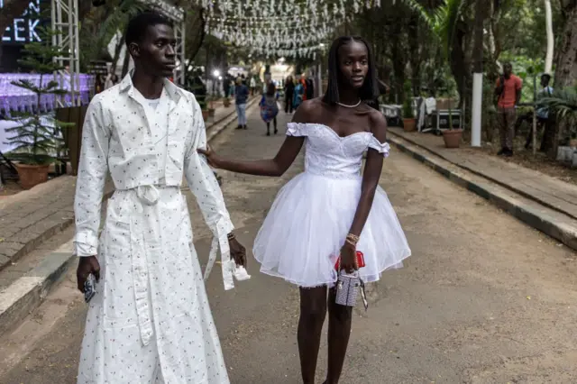 Deux mannequins en tenue de mariage