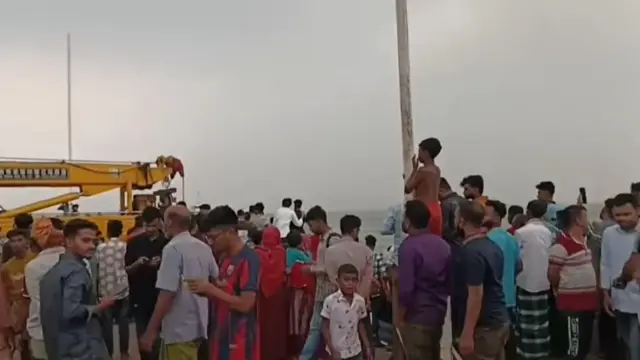 বৃহস্পতিবার সকালেও উদ্ধার অভিযান দেখতে মানুষের ভীড়