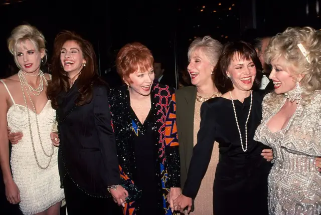 Daryl Hannah, Julia Roberts, Shirley MacLaine, Olympia Dukakis, Sally Field y Dolly Parton en una fiesta.