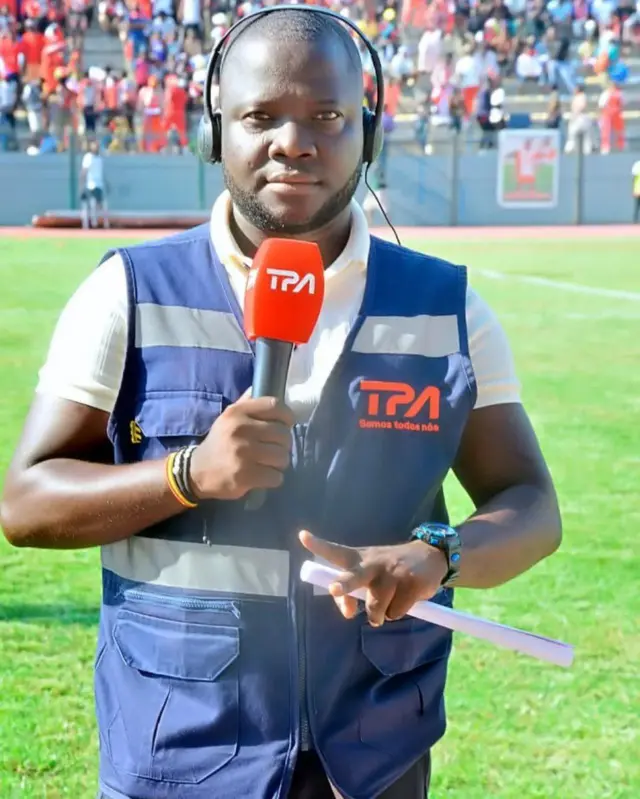 Мужчина с микрофоном на футбольном поле