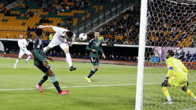 سردار آزمون، مهاجم تیم ملی ایران در بازی مقابل امارات