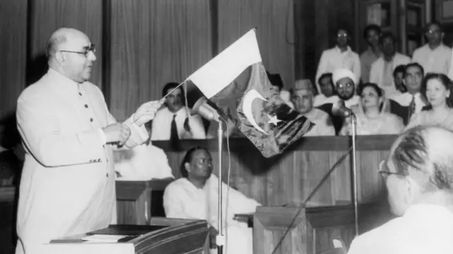 লিয়াকত আলী খান পাকিস্তানের গণপরিষদের সামনে দেশের নতুন পতাকা দেখাচ্ছেন - ফাইল ছবি