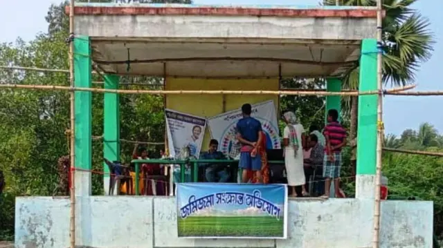 संदेशखाली में कैंप लगाकर लोगों की समस्याएं सुनते सरकारी कर्मचारी अधिकारी